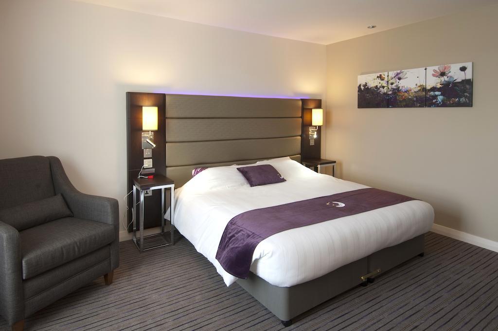Premier Inn Флийт Стая снимка