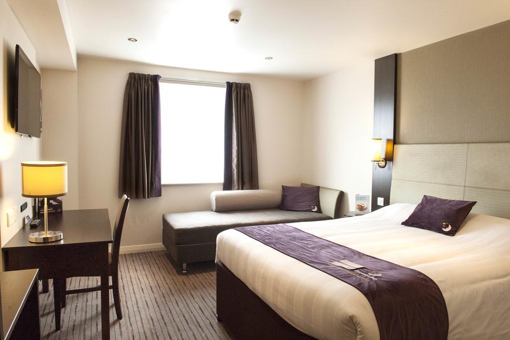 Premier Inn Флийт Екстериор снимка